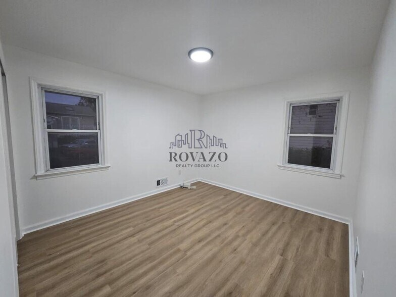 Building Photo - 1283 Broadway