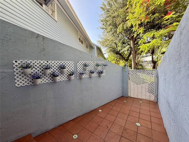 Building Photo - 798 Crandon Blvd
