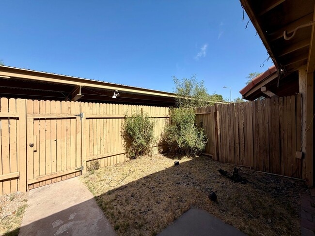 Building Photo - Glendale 3 Bed / 2 Bath Townhome | Two-Story Layout