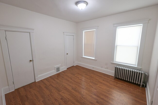 Building Photo - 421 Seaver St