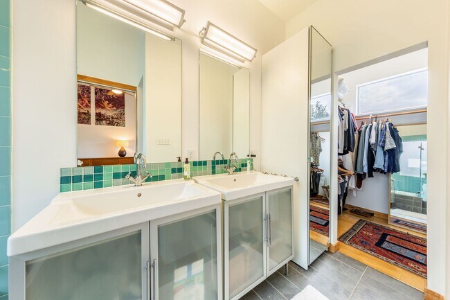 Building Photo - Gorgeous Fully Furnished Home in Brentwood...