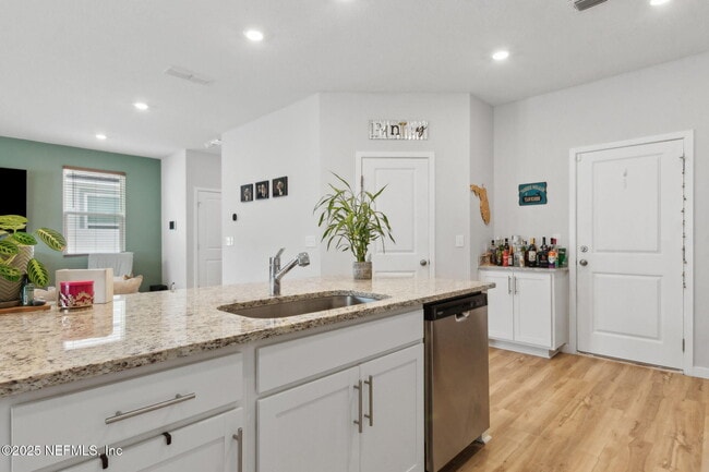 Building Photo - 14753 Cashew Ave