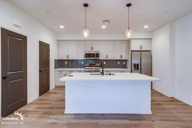 Building Photo - Newly Built 3Bdm 2.5Ba Home with Modern Fe...