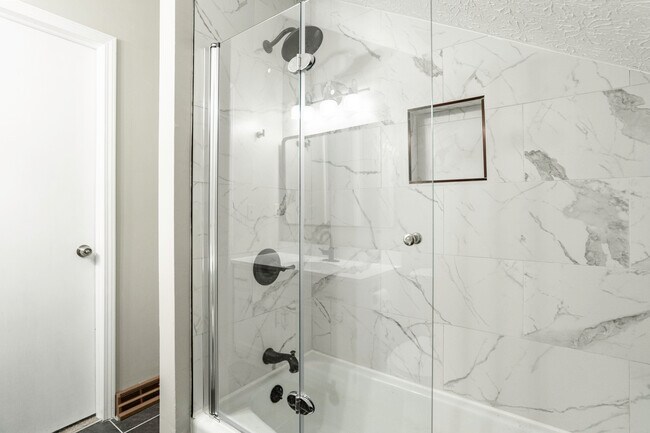 Full Bathroom - 67 Groton Dr