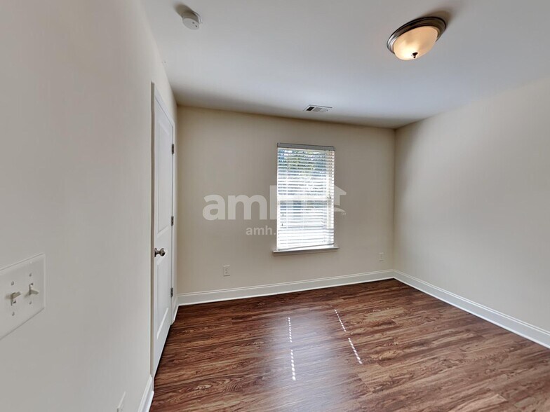 Building Photo - 2400 Freemont St