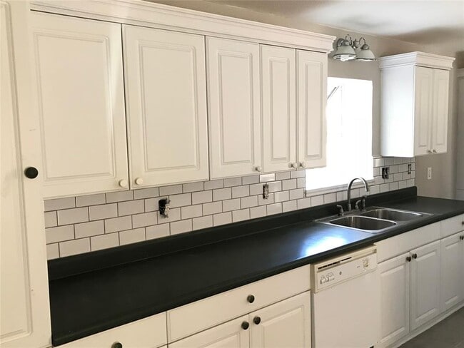 Building Photo - 2704 Palomino Dr