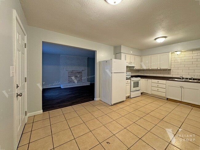 Building Photo - Spacious 2-Bedroom, 1-Bathroom Rental Dupl...