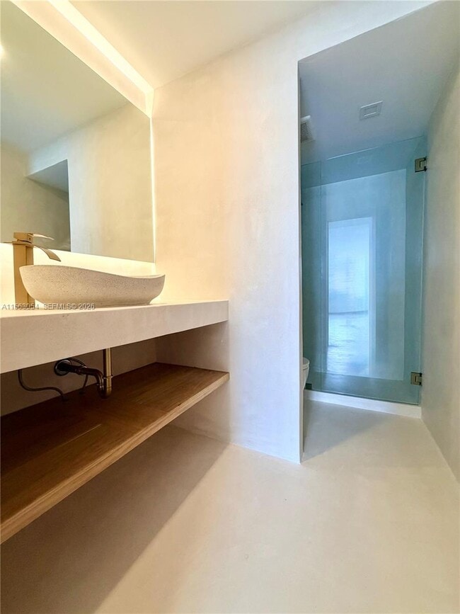 Building Photo - 100 Lincoln Rd