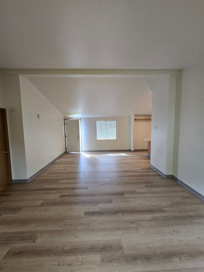 Building Photo - Pet Friendly 3bed : 2bath home w/ Garage