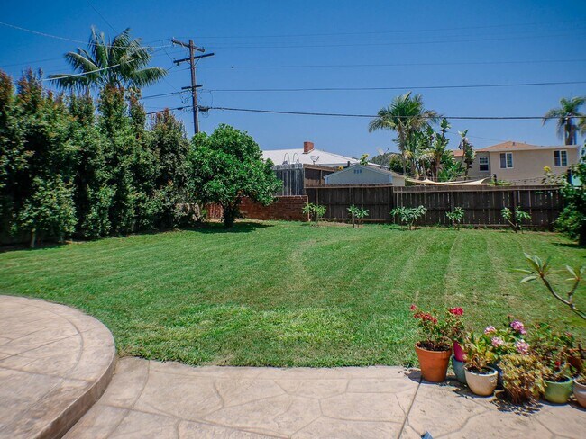 Building Photo - Downtown/Harbor Views!