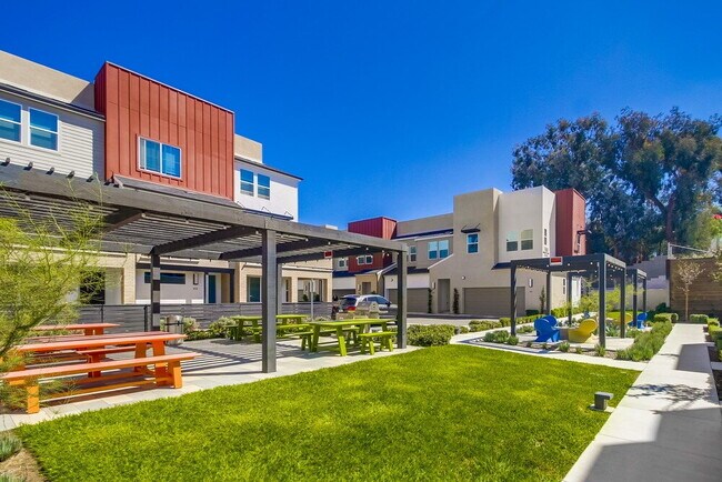 Building Photo - Welcome to your modern La Mesa townhome with solar!
