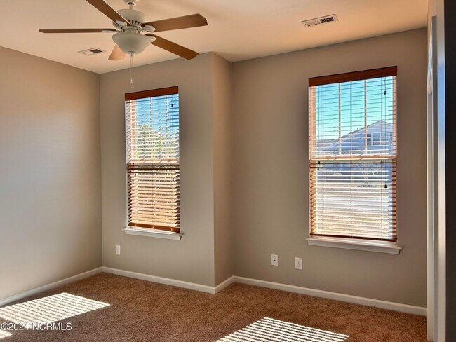 Building Photo - BEAUTIFUL HOME AVAILABLE APRIL 1ST