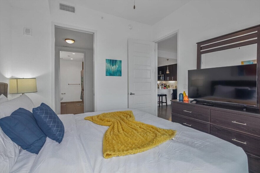 Building Photo - 2022 Holcombe Blvd