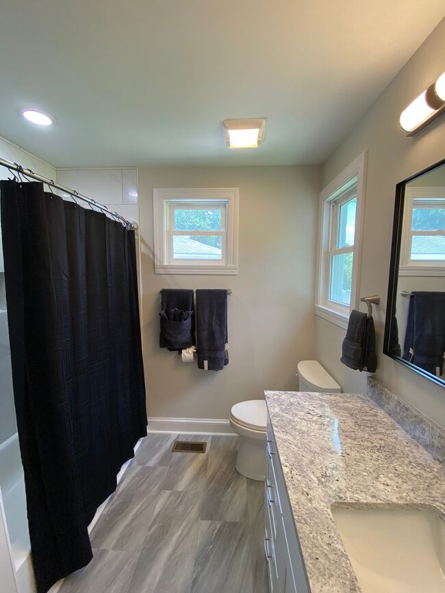 Building Photo - Spacious 3BR/3BA Home with Private Baths