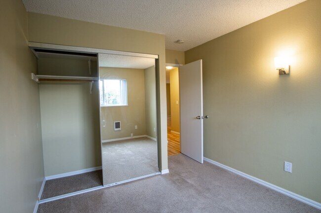 Building Photo - Garden Level 2 Bedroom in Trendy Buckman Neighborhood!
