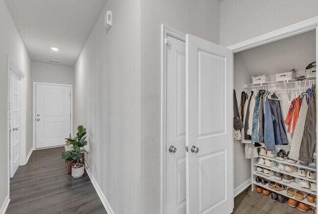 Building Photo - Spacious 3-Bedroom Home for Rent in Knight...