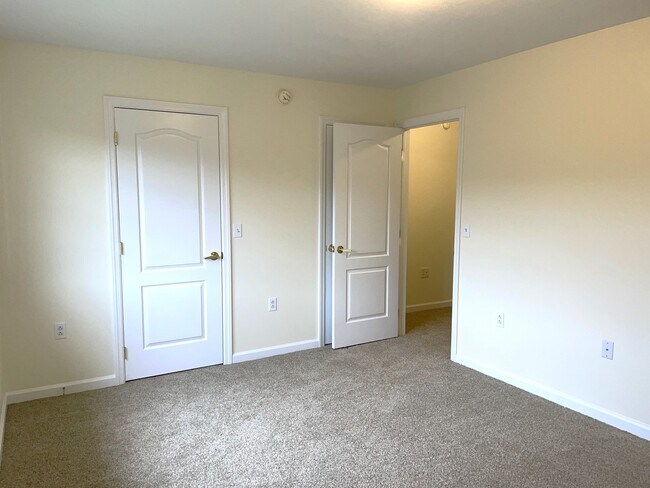 Guest bedroom - 350 Hidden Ridge Ct