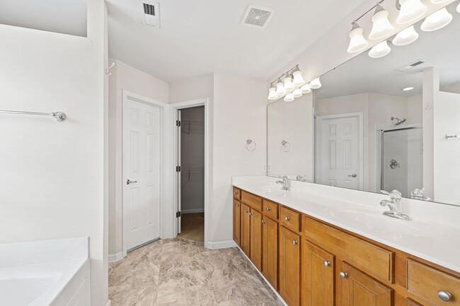 Building Photo - Spacious & Stylish 3-Bedroom Townhouse for...