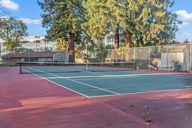 Building Photo - 999 Evelyn Terrace W