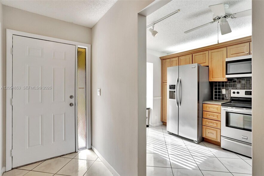 Building Photo - 4615 Carambola Cir S