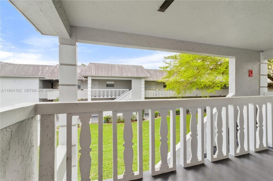 Building Photo - 17255 SW 95th Ave