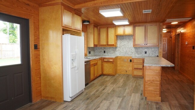 Building Photo - 902 Hidden Valley Dr