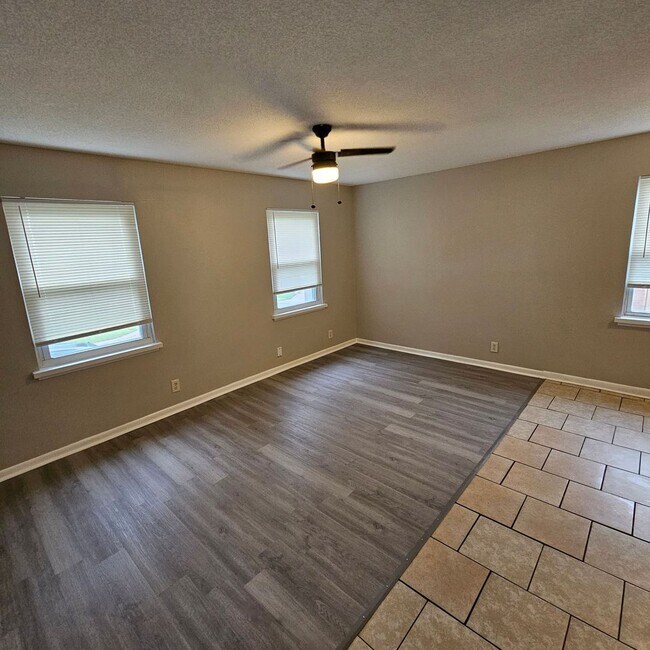 Building Photo - Cozy 2/1 with a Garage in Raytown!