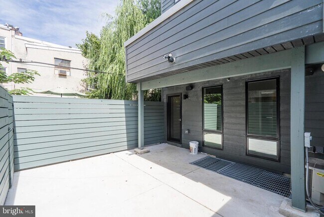 Building Photo - 1438 Clymer St