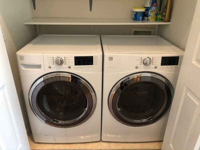 Building Photo - Lovely west Facing 3 Bed, 2 Bath, 2 Car Garage Townhouse!  Available now!