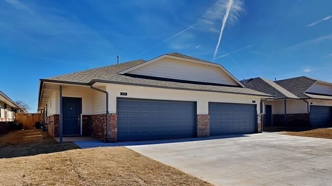 Building Photo - Luxury 3 Bedroom 2 Bathroom Duplex in Bethany, Ok- Lawn care included-**LEASING SPECIAL**