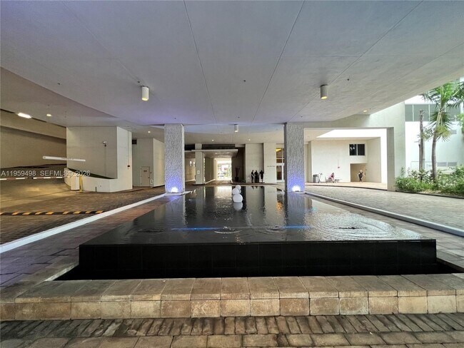 Building Photo - 1060 Brickell Ave