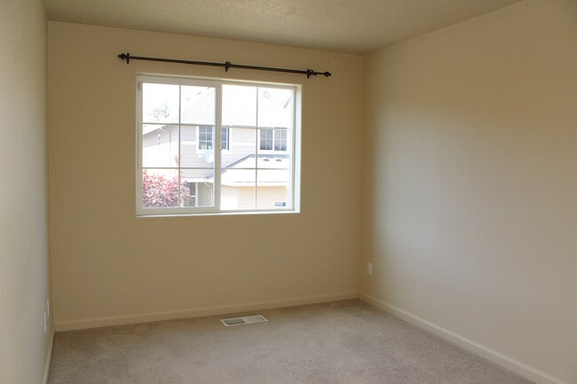 Building Photo - 321 NE Edgeway Drive