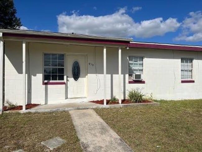 Building Photo - Cute Remodeled Deltona Beauty Call Sheila ...