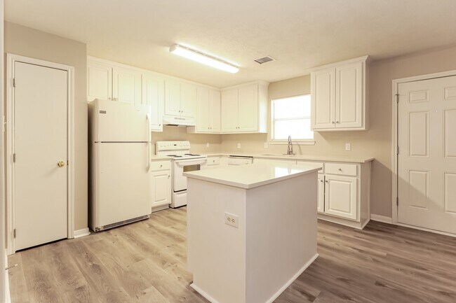 Building Photo - 16360 Hidden River Ct