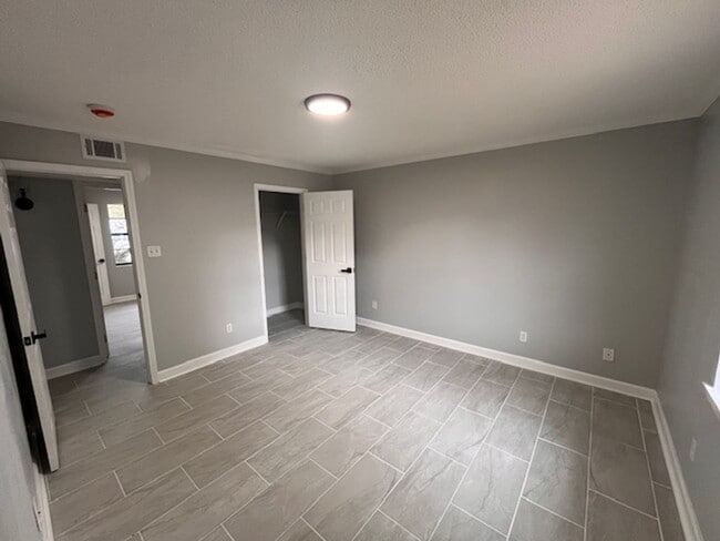 Building Photo - Waveland 3 Bedroom