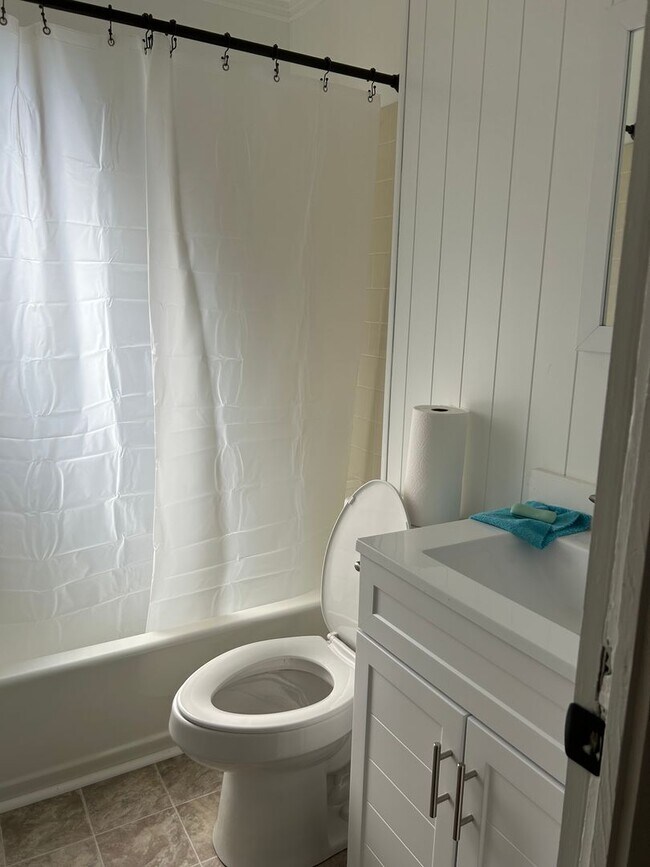 Building Photo - 400 Meadow Ln