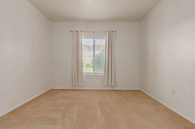 Building Photo - Beautiful 2 bedroom 2 bathroom first floor...