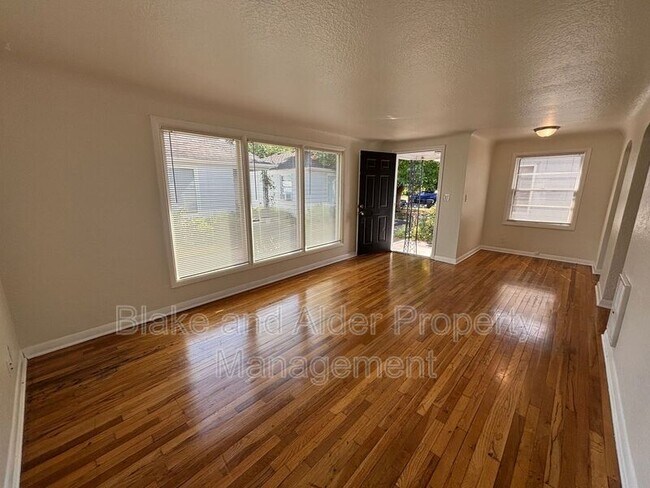Building Photo - 656 Breys Ave NE