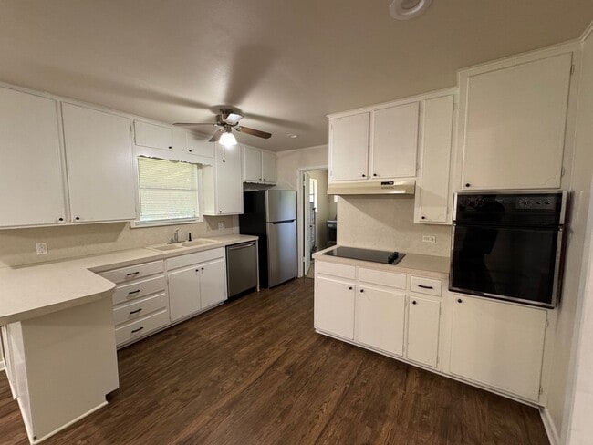 Building Photo - Corner Lot Waco Home