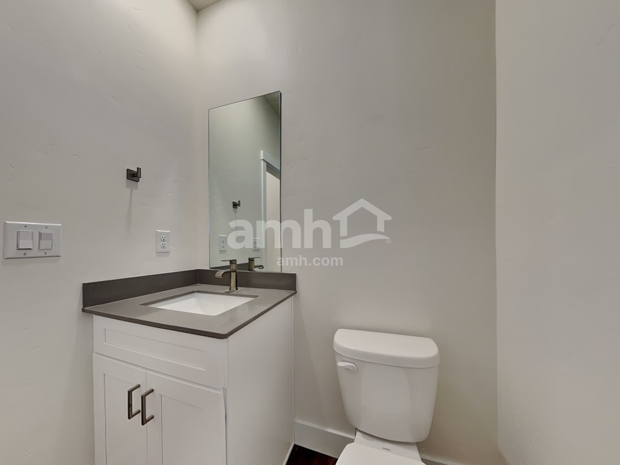 Building Photo - 749 S Rocker Ave