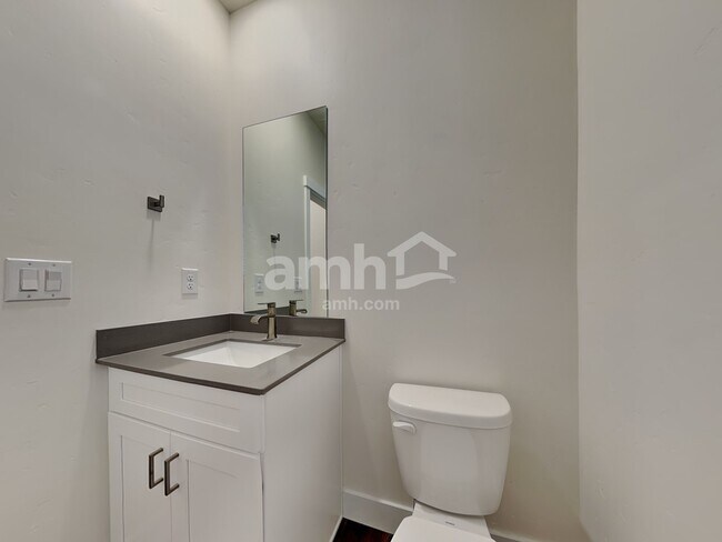 Building Photo - 749 S Rocker Ave