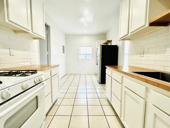 Building Photo - North Ave 49