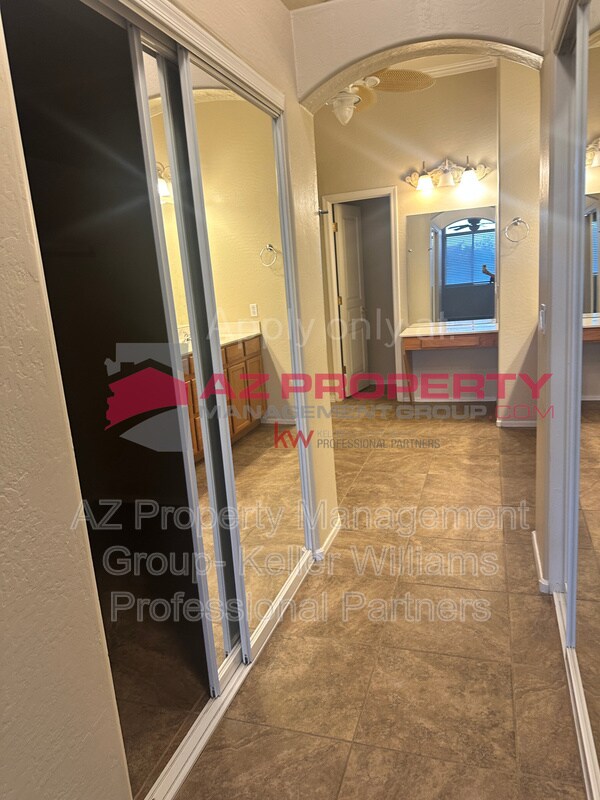 Building Photo - 16802 W Tonbridge St