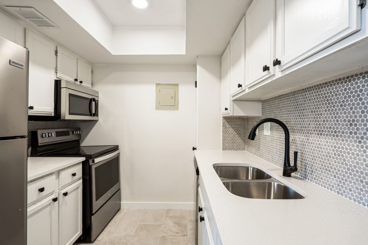 Building Photo - 2600 Penny Ln