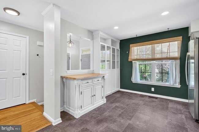 Building Photo - 7123 Gresham Ct E