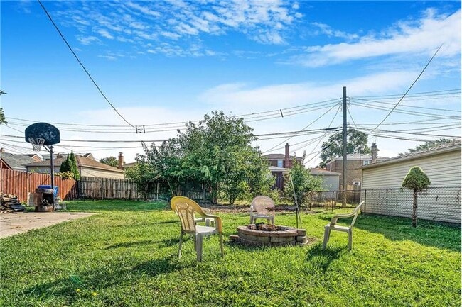 Building Photo - 6411 S Leclaire Ave