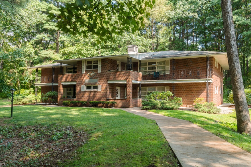 Parkwood Village Building Exterior - Parkwood Village Apartments