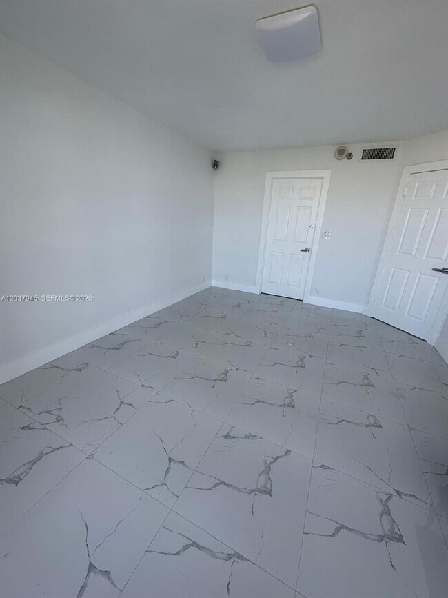 Building Photo - 3530 Mystic Pointe Dr