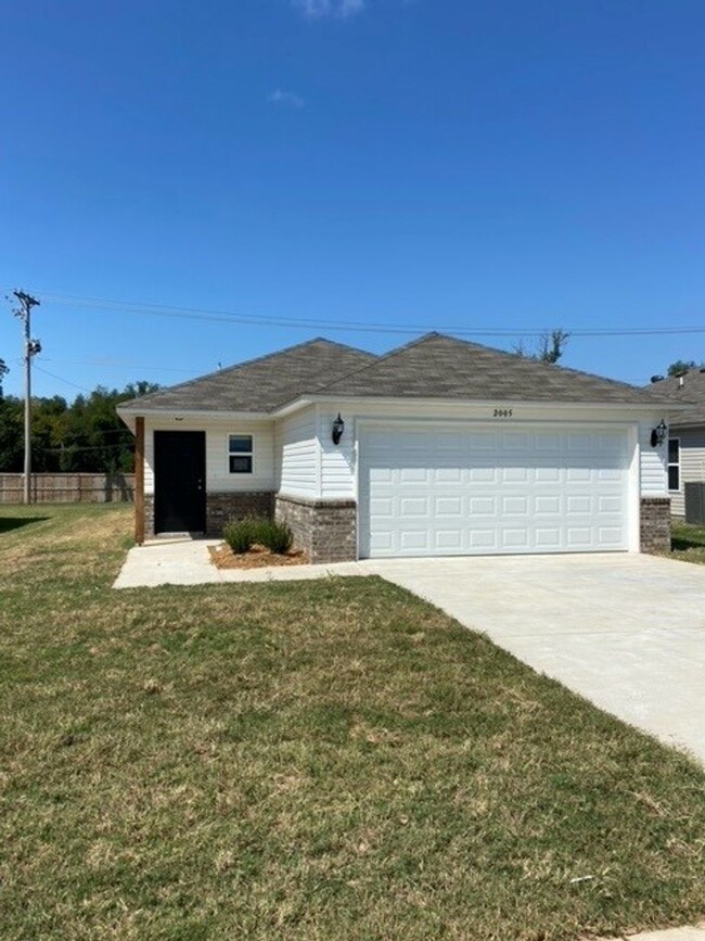 Building Photo - Three Bedroom | Two Bathroom Home in Faulk...