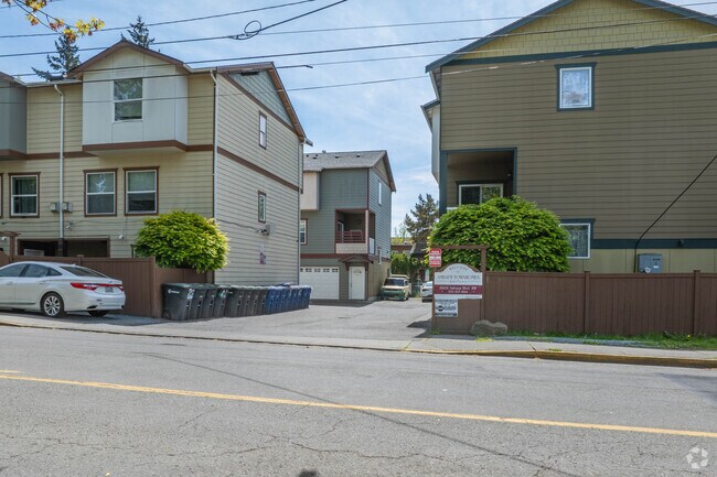 Building Photo - Ambaum Townhomes